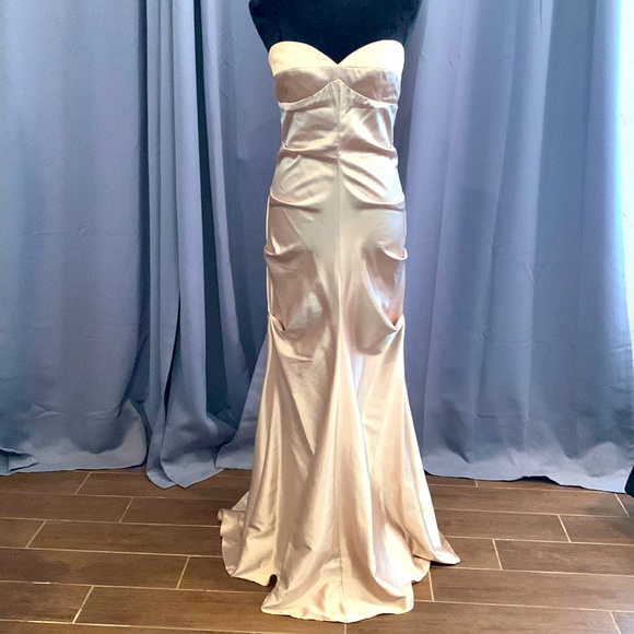 GLAMOROUS STUNNING gold gown w/train NIKI LIVAS size 8.Worn once; dry cleaned. - Picture 1 of 8